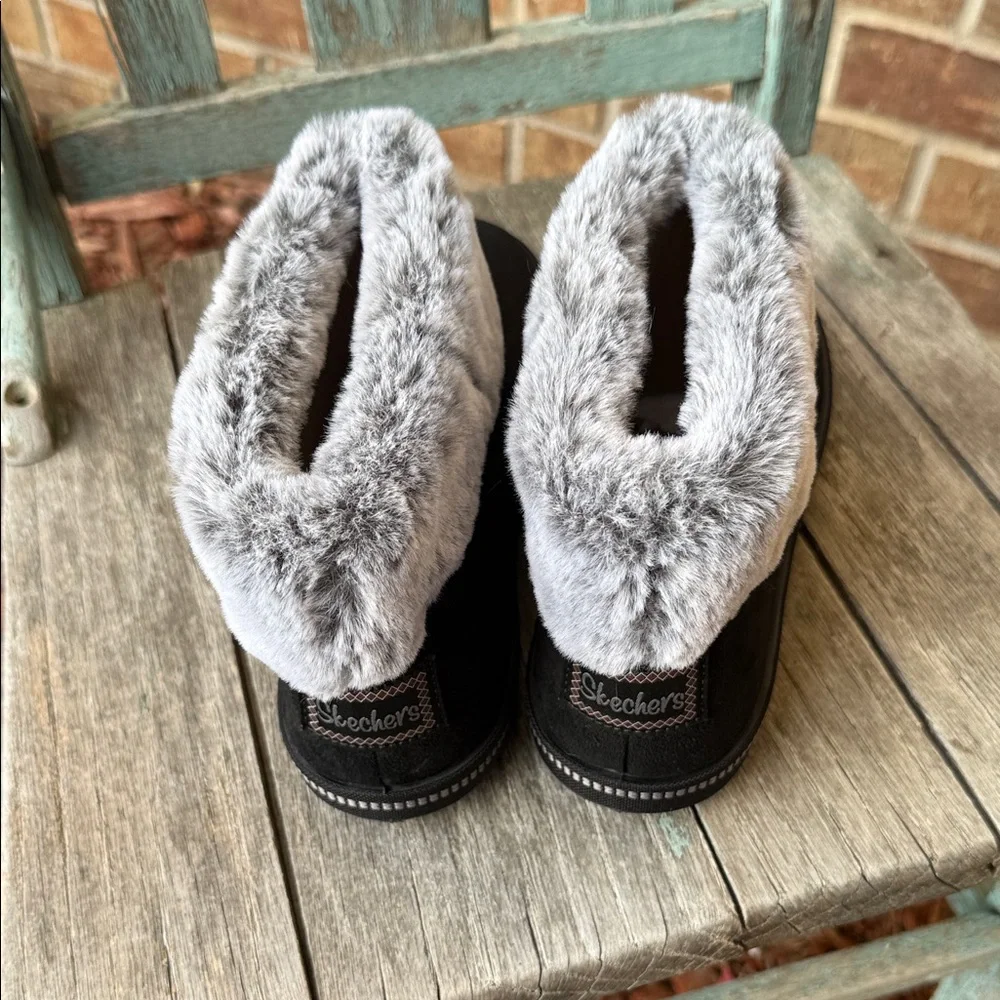 Skechers Ladies 7.5 Cozy Campfire Black and Gray Faux Fur Winter Boots